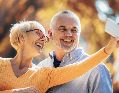 Imagem de Homem e mulher tirando uma selfie